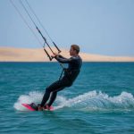 Comment apprendre le kitesurf en solo : conseils, sécurité et progression