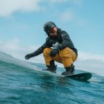 Comment le snowboard peut booster votre niveau en surf : techniques croisées et entraînement hors-saison