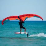 Comment le wingfoil peut compléter le surf et le kitesurf : guide pour bien débuter