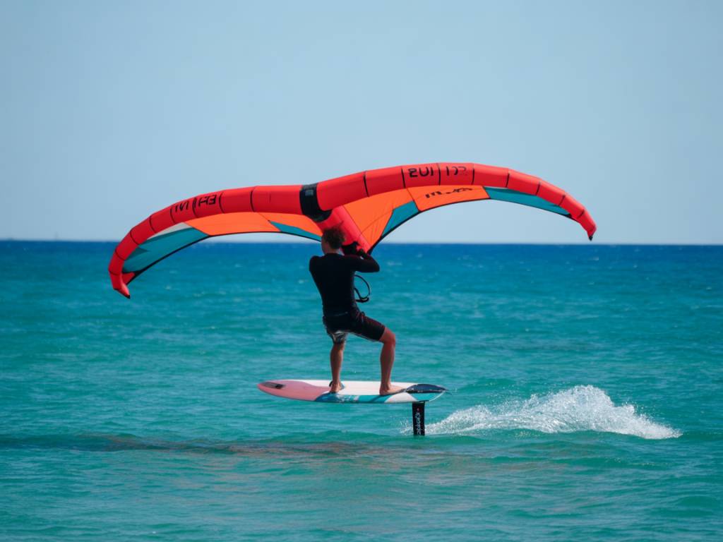 Comment le wingfoil peut compléter le surf et le kitesurf : guide pour bien débuter