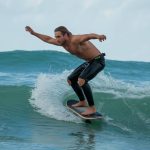 Comment le surfskate peut faire exploser votre niveau en surf : guide complet pour bien débuter